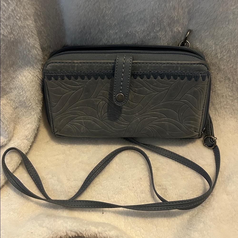 THE SAK Iris Large Smartphone Crossbody bag/wallet. Leather wave/leaf design.